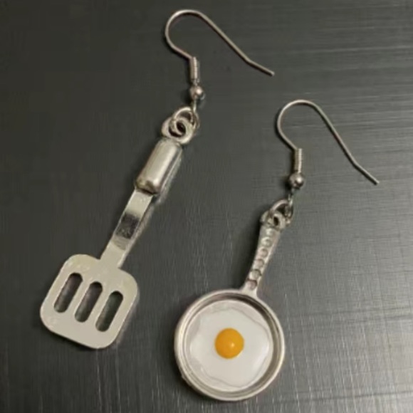NWT fried egg 🍳 earrings - Picture 2 of 4